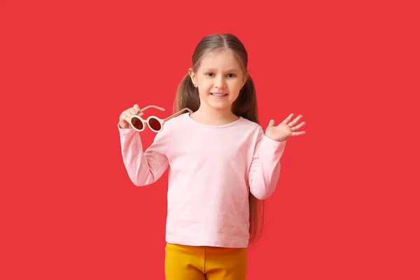 Cute Little Girl Stylowe Okulary Przeciwsłoneczne Tle Koloru — Zdjęcie stockowe