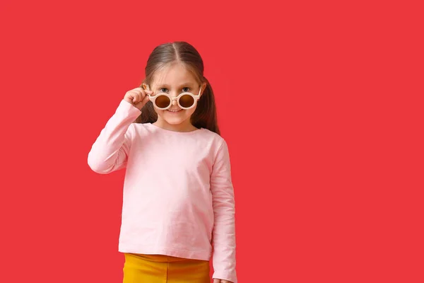 Carino Bambina Che Indossa Occhiali Sole Alla Moda Sfondo Colore — Foto Stock