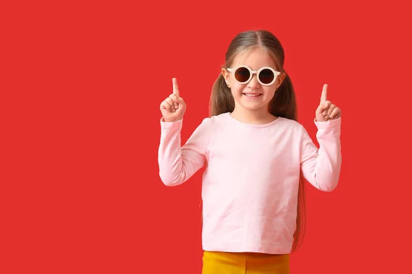 Menina Bonito Vestindo Óculos Sol Elegantes Apontando Para Algo Fundo — Fotografia de Stock