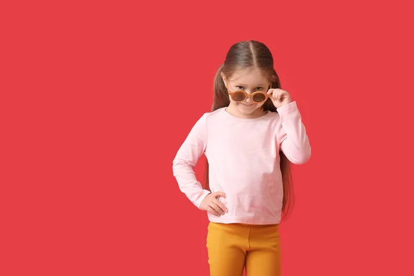 Carino Bambina Che Indossa Occhiali Sole Alla Moda Sfondo Colore — Foto Stock