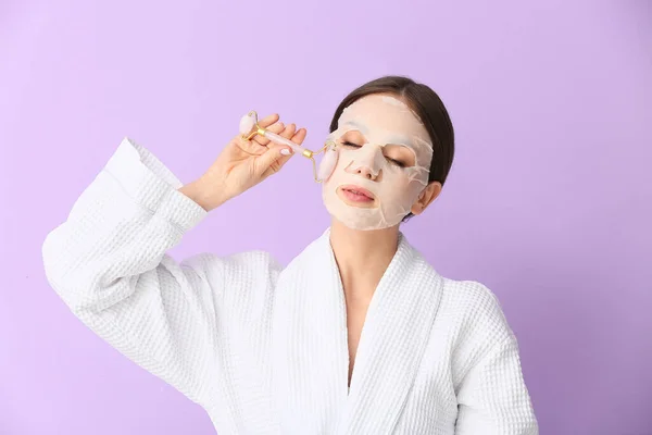 Hermosa Mujer Joven Con Mascarilla Facial Hoja Herramienta Masaje Sobre — Foto de Stock