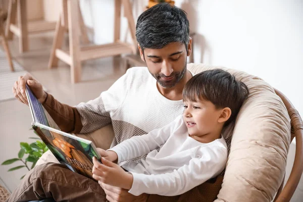 Baba Küçük Oğlu Evde Kitap Okuyor — Stok fotoğraf