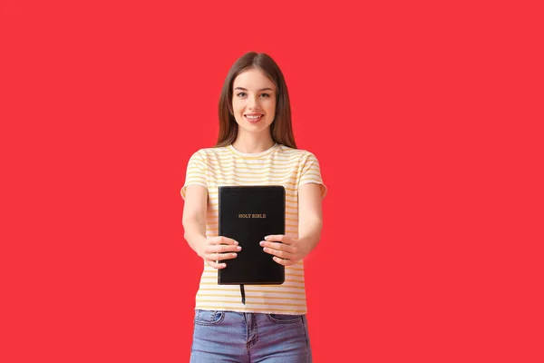Молодая Женщина Библией Цветном Фоне — стоковое фото