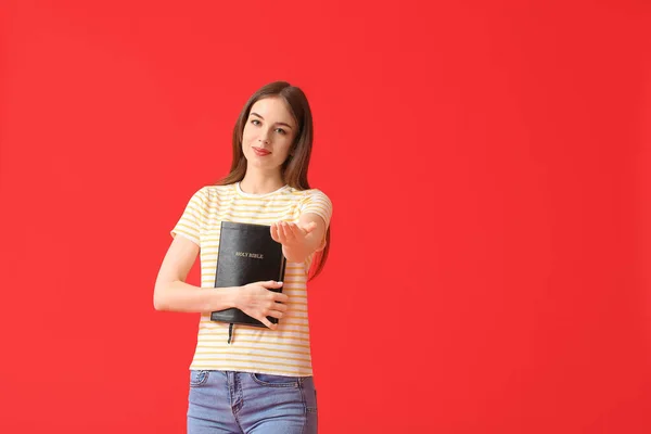 Young Woman Bible Color Background — Stock Photo, Image