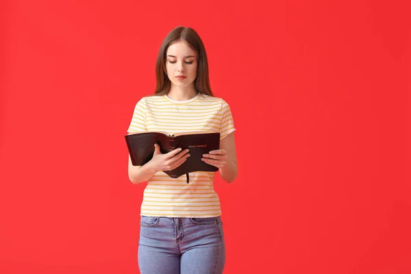 Ung Kvinna Med Bibeln Färg Bakgrund — Stockfoto