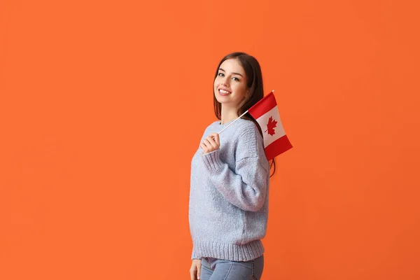 Piękna Młoda Kobieta Kanadyjską Flagą Tle Koloru — Zdjęcie stockowe