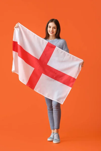 色彩艳丽的年轻女子 背负着英国国旗 — 图库照片