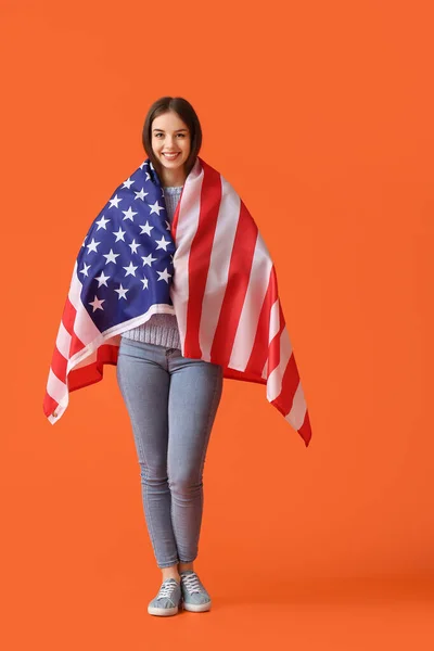 Wanita Muda Cantik Dengan Bendera Usa Latar Belakang Warna — Stok Foto