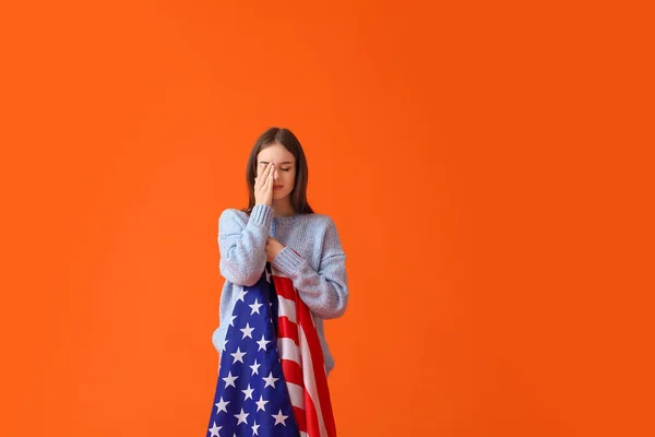 Wanita Muda Yang Sedih Dengan Bendera Usa Latar Belakang Warna — Stok Foto