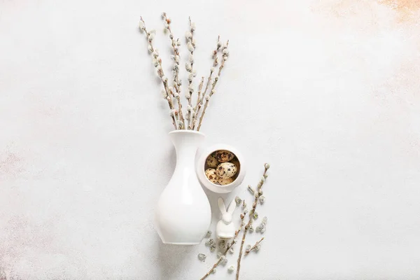 Vase Mit Weidenzweigen Und Schale Mit Wachteleiern Auf Hellem Hintergrund — Stockfoto