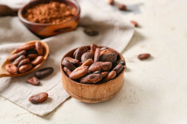 Hafif arka planda kakao çekirdekli kase