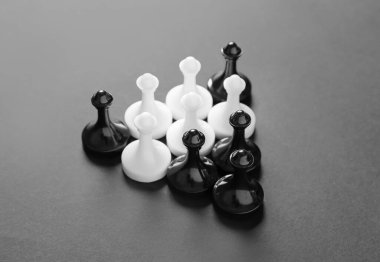 Gri arkaplanda satranç taşları