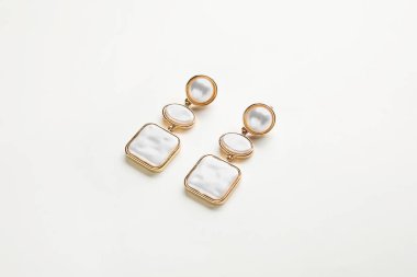 Beyaz arka planda güzel küpeler