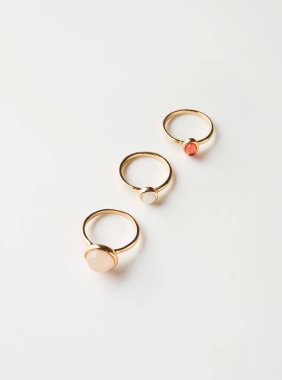 Beyaz arkaplanda güzel halkalar