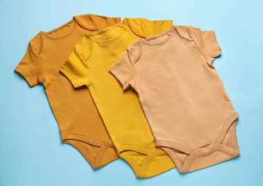 Renkli arka planda bebek kıyafetleri