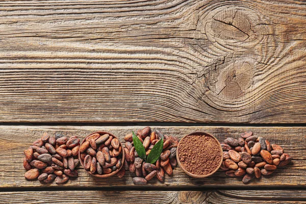 Schalen Mit Kakaobohnen Und Pulver Auf Holzgrund — Stockfoto