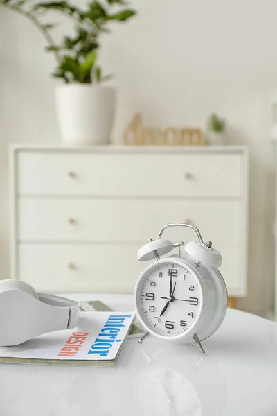 Alarm Clock Headphones Magazine Table Room — Stockfoto