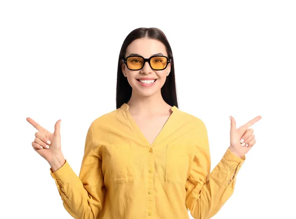 Vacker Ung Kvinna Bär Snygga Solglasögon Och Pekar Något Vit — Stockfoto