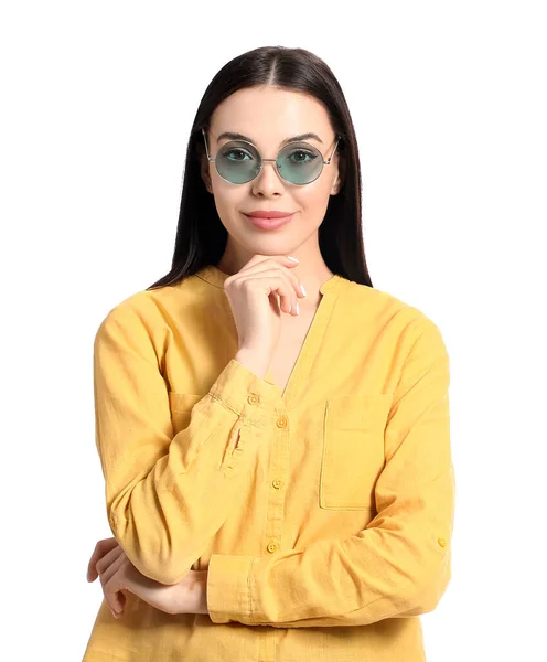 Mulher Bonita Usando Óculos Sol Elegantes Fundo Branco — Fotografia de Stock