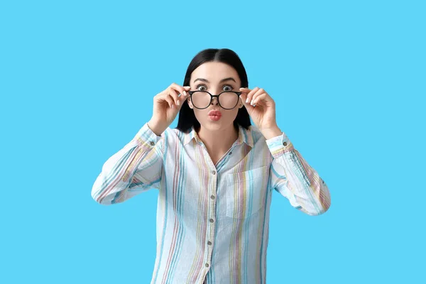 Mujer Joven Divertida Con Gafas Fondo Color —  Fotos de Stock