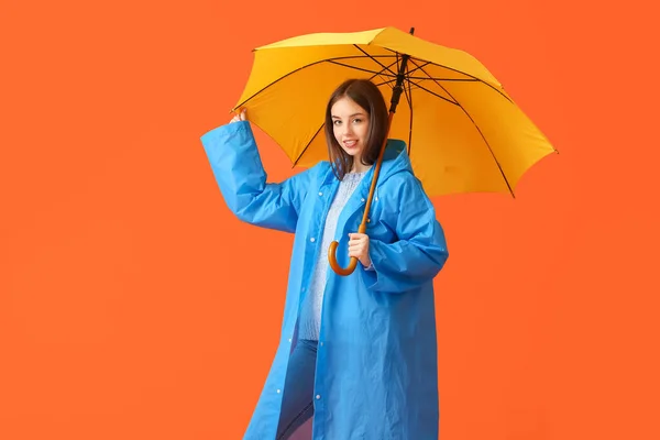 Jeune Femme Élégante Imperméable Avec Parapluie Sur Fond Couleur — Photo