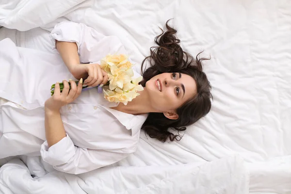 Молода Жінка Красивим Букетом Квітів Нарцисів Лежить Ліжку — стокове фото
