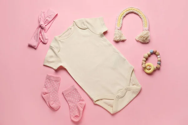 赤ちゃんの服 おもちゃの色の背景のセット — ストック写真