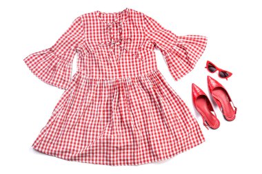 Beyaz arka planda şık elbise, ayakkabı ve güneş gözlüğü