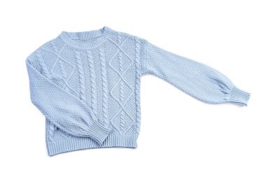 Beyaz arkaplanda şık bir süveter