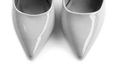 Beyaz arka planda şık topuklu ayakkabılar.