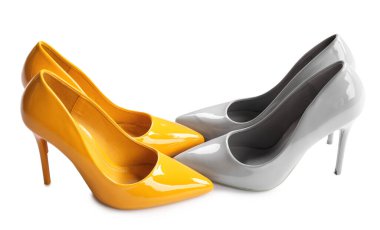 Beyaz arka planda farklı yüksek topuklar