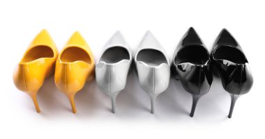 Beyaz arka planda farklı yüksek topuklar