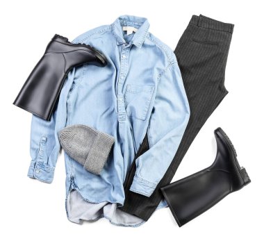 Beyaz arka planda aksesuarları olan şık kadın kıyafetleri.