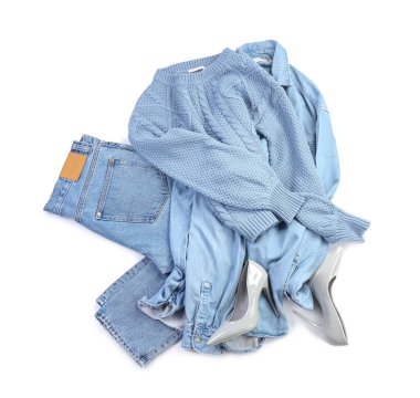 Beyaz arka planda şık kadın kıyafetleri