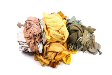 Beyaz arka planda bir yığın farklı kıyafet.