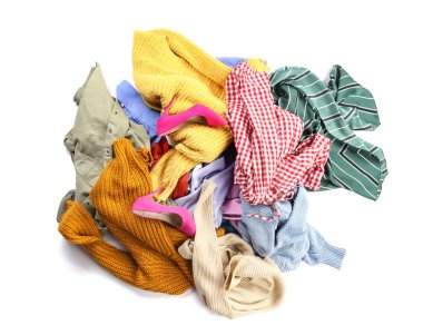 Beyaz arka planda bir yığın farklı kıyafet.