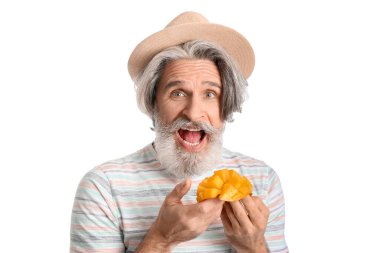 Beyaz arka planda taze mangolu yaşlı adam şok oldu.