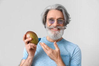 Hafif arka planda taze mangolu kıdemli adam.