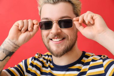 Renkli güneş gözlüklü genç adam.