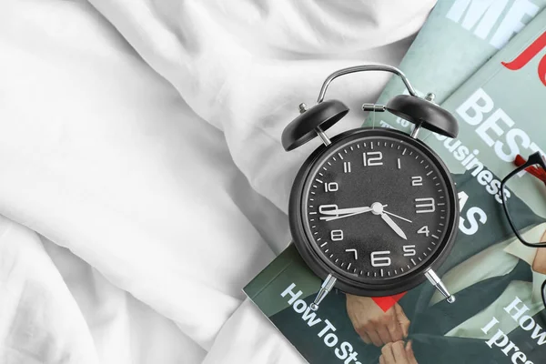 Alarm Clock Magazines Bed — Stockfoto