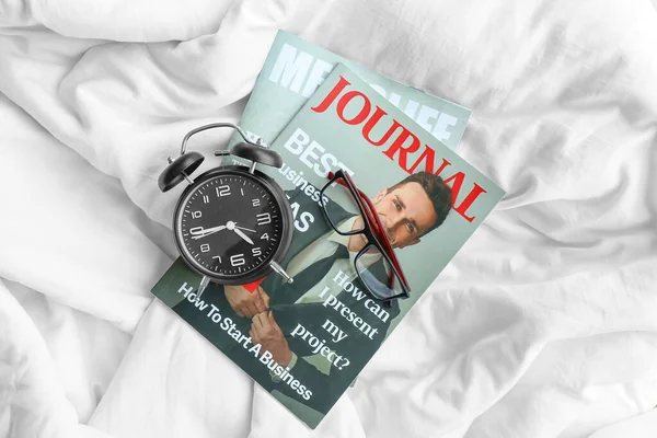Alarm Clock Eyeglasses Magazines Bed — Stock fotografie