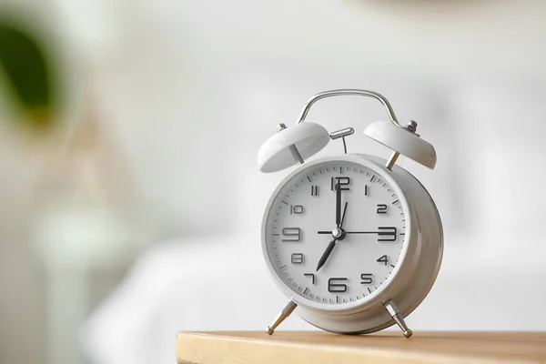 Wecker Auf Dem Tisch Schlafzimmer — Stockfoto