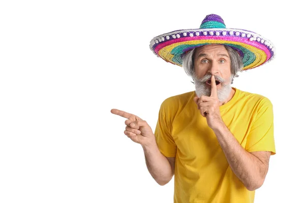 Homme Âgé Chapeau Sombrero Pointant Quelque Chose Sur Fond Blanc — Photo