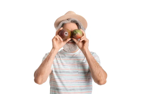 シニア男とともに新鮮なマンゴー上の白い背景 — ストック写真