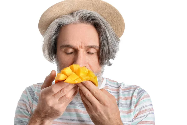 老年人在白色背景下吃新鲜芒果 — 图库照片