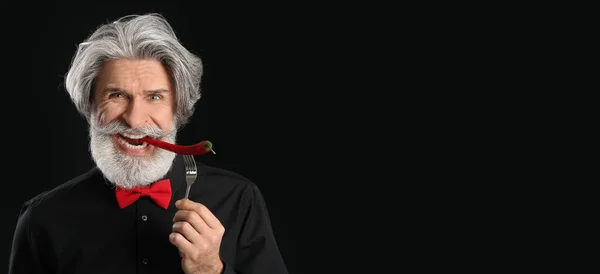 Hombre Mayor Comiendo Chile Sobre Fondo Oscuro — Foto de Stock