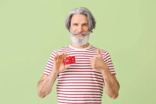 Uomo Anziano Con Carta Regalo Che Mostra Pollice Sullo Sfondo — Foto Stock
