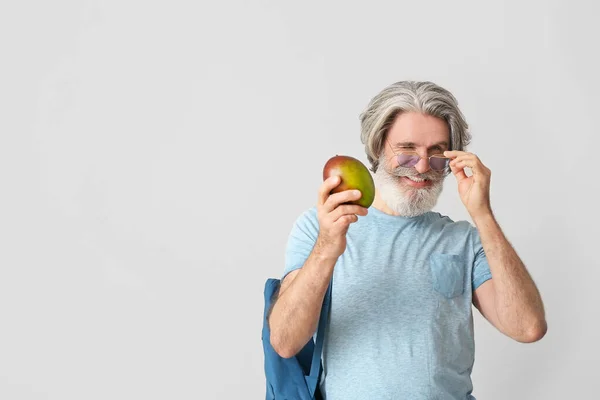 Uomo Anziano Con Mango Fresco Sfondo Chiaro — Foto Stock