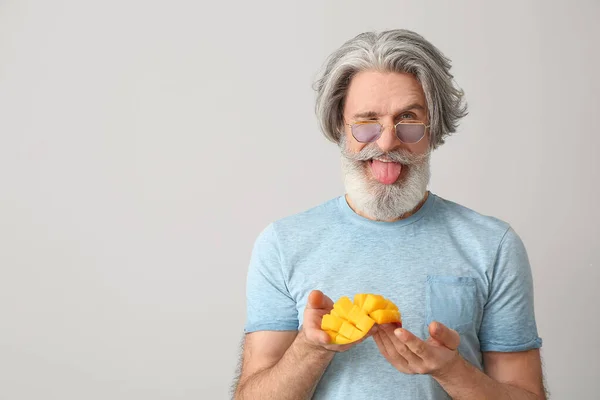 Uomo Anziano Con Mango Tagliato Sfondo Chiaro — Foto Stock