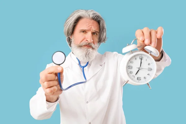 Alarmlı Saat Steteskoplu Bir Doktor — Stok fotoğraf